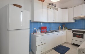 Refrigerador, parrilla de estufa y utensilios de cocina 