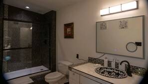 Dusche, Haartrockner, Bidet, Handtücher