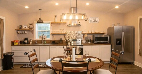 Frigorífico, microondas, horno y placa de cocina