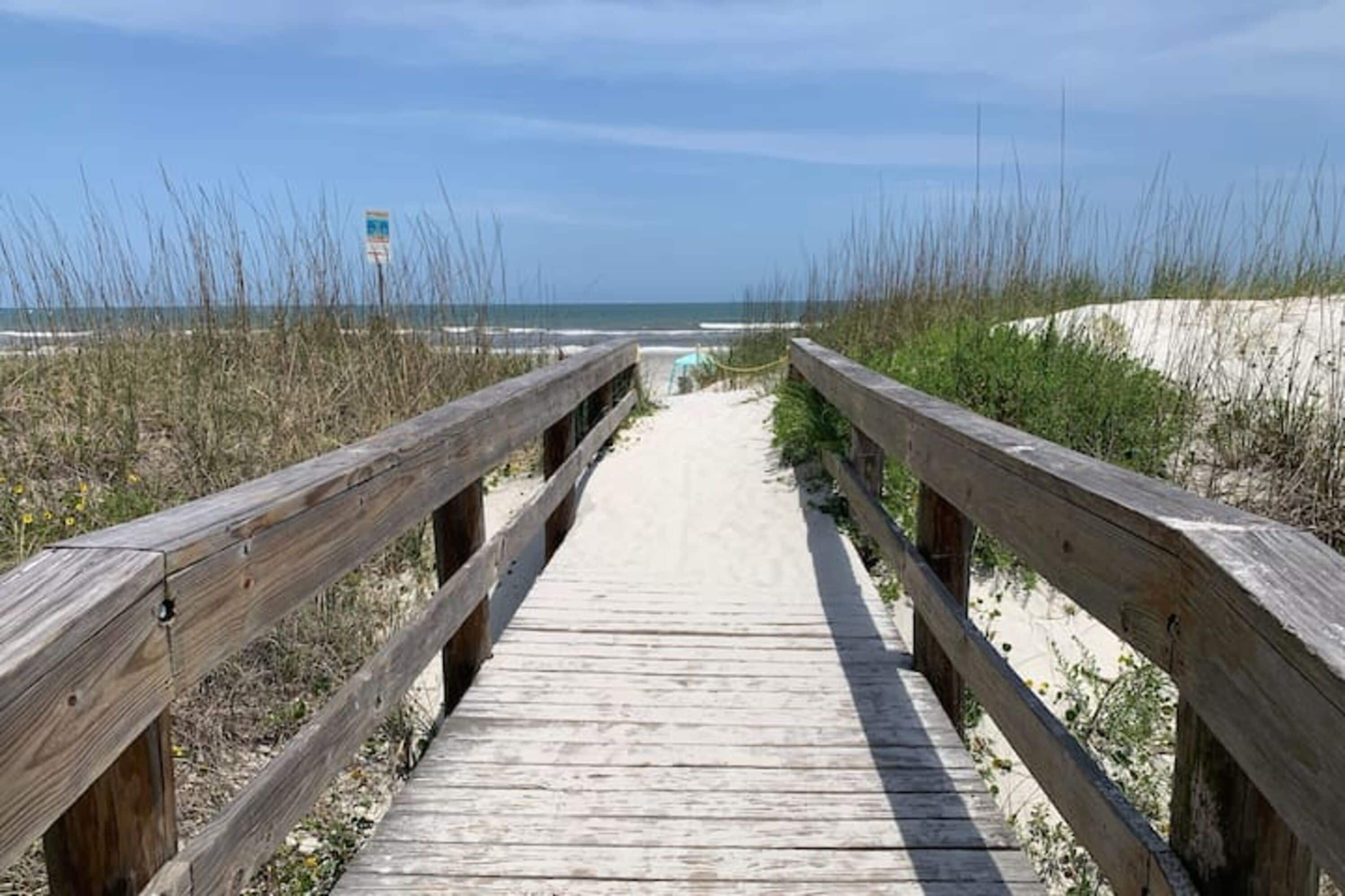 Playa en los alrededores, camastros y toallas de playa 
