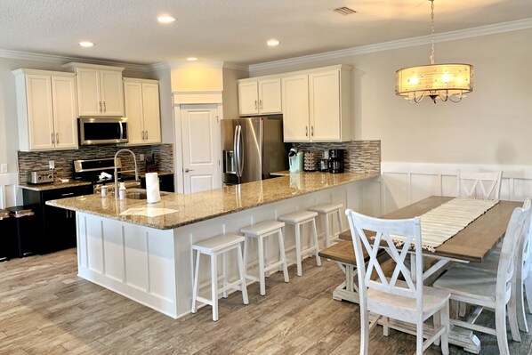 Kjøleskap, mikrobølgeovn, ovn og kokeplater