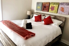 4 chambres, fer et planche à repasser, lit de bébé portatif