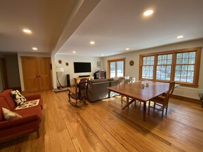 Living area - Dartmouth Graduation! In town, room to relax! (Hanover)