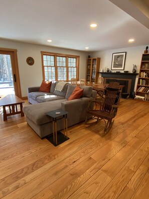 Living area - Dartmouth Graduation! In town, room to relax! (Hanover)