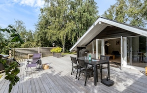 Outdoor dining - Cozy home in Ebeltoft with Wi-Fi (Ebeltoft)