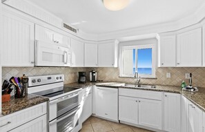 ثلاجة، ميكروويف، فرن، موقد طهي مسطح