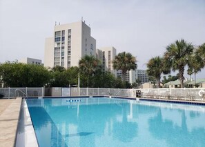 Lämmitetty uima-allas