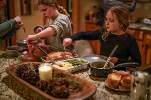 Enjoy family meals at the Lodge - Secluded Mountain Retreat nestled on 8 Acres just 30 Minutes from Breck! (Fairplay)