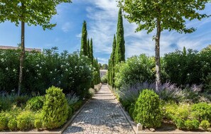 Property grounds - Lovely home in Saint-Laurent-de-la-Ca (Saint-Laurent-de-la-Ca)