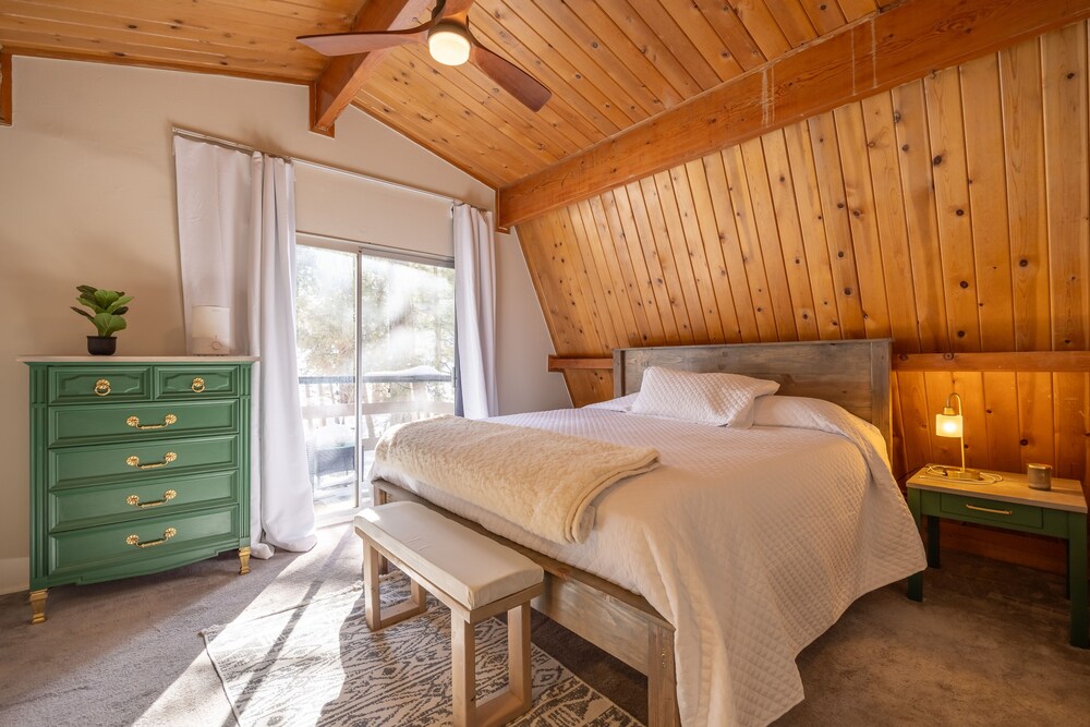 "Onward Cabin" Charming country cabin set in a serene wood setting ...