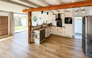Refrigerador, horno, lavavajillas y cafetera y tetera 