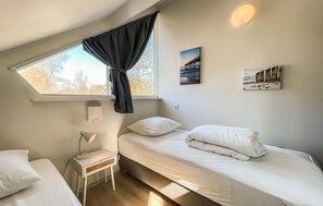 3 bedrooms, travel cot, free WiFi, bed sheets