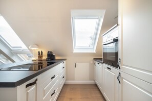 Réfrigérateur, un four, surface de cuisson, lave-vaisselle