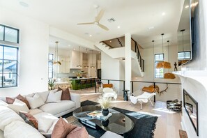 Smart-TV, Kamin, Videospiele, Tischfußball