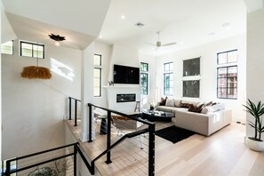 Smart-TV, Kamin, Videospiele, Tischfußball