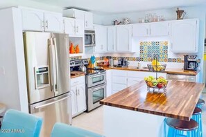 Een koelkast, een magnetron, een oven, een kookplaat