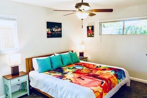 4 habitaciones, escritorio y tabla de planchar con plancha 
