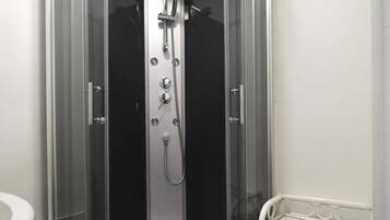 Haartrockner, Handtücher, Seife, Toilettenpapier