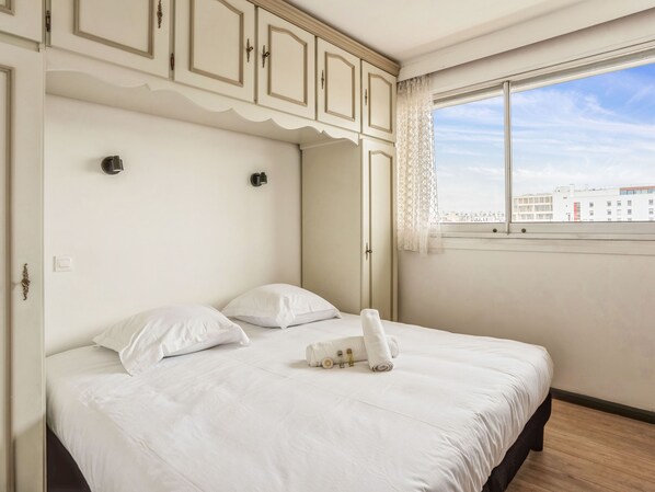 2 bedrooms, iron/ironing board, WiFi, bed sheets