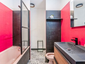 Séchoir à cheveux, serviettes fournies