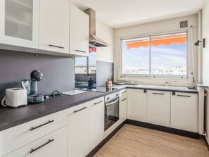 Fridge, microwave, oven, coffee/tea maker