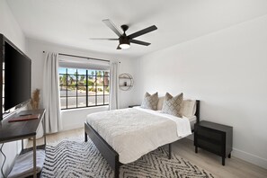 4 soverom, skrivebord, strykejern/-brett og reiseseng for barn