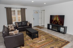 Living area - The Great Getaway has all the Poconos has to offer, dining, shopping and more. (Albrightsville)