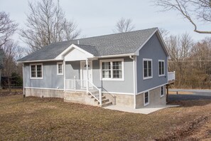 Exterior - The Great Getaway has all the Poconos has to offer, dining, shopping and more. (Albrightsville)