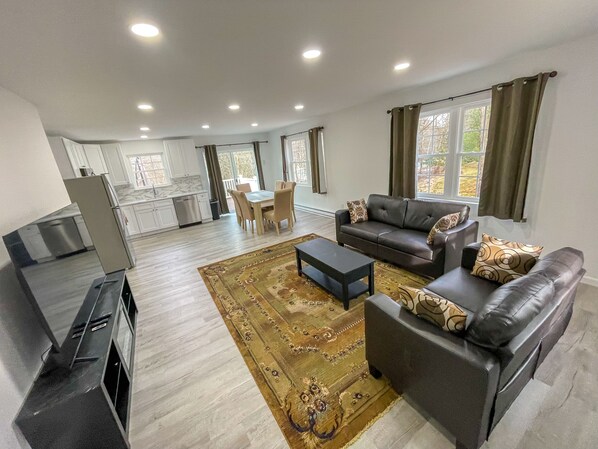 Living area - The Great Getaway has all the Poconos has to offer, dining, shopping and more. (Albrightsville)