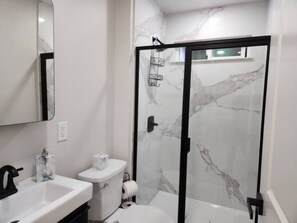 Secadora de cabello, toallas, jabón, papel de baño 