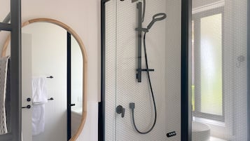 Dusj, hårføner, håndklær og såpe