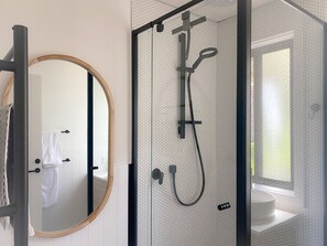 Dusche, Haartrockner, Handtücher, Seife