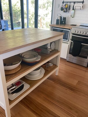 Refrigerador, microondas, horno y parrilla de estufa 