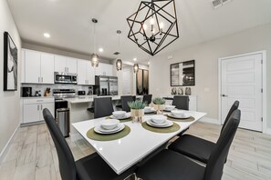 Dining - Townhome Near Pool and Attractions (Kissimmee)