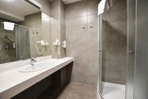A modern bathroom with a large mirror, two sinks, a shower, and a toilet. - Geovita Dzwirzyno (Kołobrzeg)