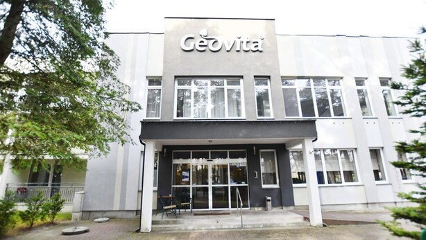Un bâtiment sur lequel on peut lire l’inscription « Geovita ».