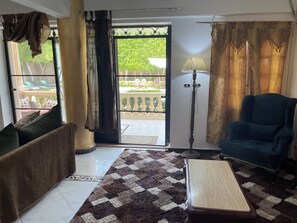 Smart TV, DVD player, pebolim, mesa de pingue-pongue
