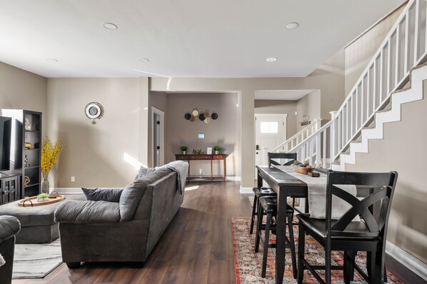 Smart TV - 3 Mins to Downtown! Newly Remodel 2BR/2BR W/Jacuzzi & Deck (Indianapolis)