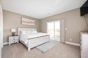 2 bedrooms, iron/ironing board, free WiFi, bed sheets - 3 Mins to Downtown! Newly Remodel 2BR/2BR W/Jacuzzi & Deck (Indianapolis)