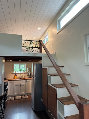 Fridge, microwave, oven, stovetop. Gorgeous Eco Tiny Home on Organic Farm Within 5 Minutes of Downtown Hilo.