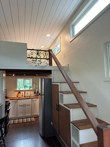 Gorgeous Eco Tiny Home on Organic Farm Within 5 Minutes of Downtown Hilo. 