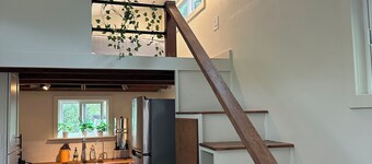 Gorgeous Eco Tiny Home on Organic Farm Within 5 Minutes of Downtown Hilo. 