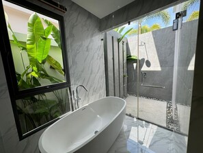 Deluxe-Villa, 3 Schlafzimmer, Poolblick | Badezimmer | Komfortbadewanne, Haartrockner, Bidet, Handtücher
