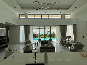 Deluxe-Villa, 3 Schlafzimmer, Poolblick | Wohnbereich