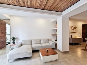 Een smart-tv en boeken