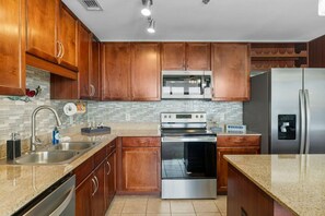 Kylskåp, mikrovågsugn, ugn och spishäll