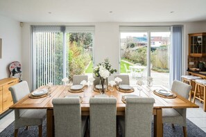 Dining - Contemporary 5 Bedroom with Garden North Finchley (Greater London)