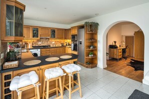 Geladeira, micro-ondas, fogão, lava-louças