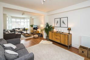TV, offices - Contemporary 5 Bedroom with Garden North Finchley (Greater London)