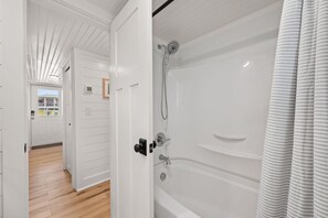 Douche, serviettes fournies